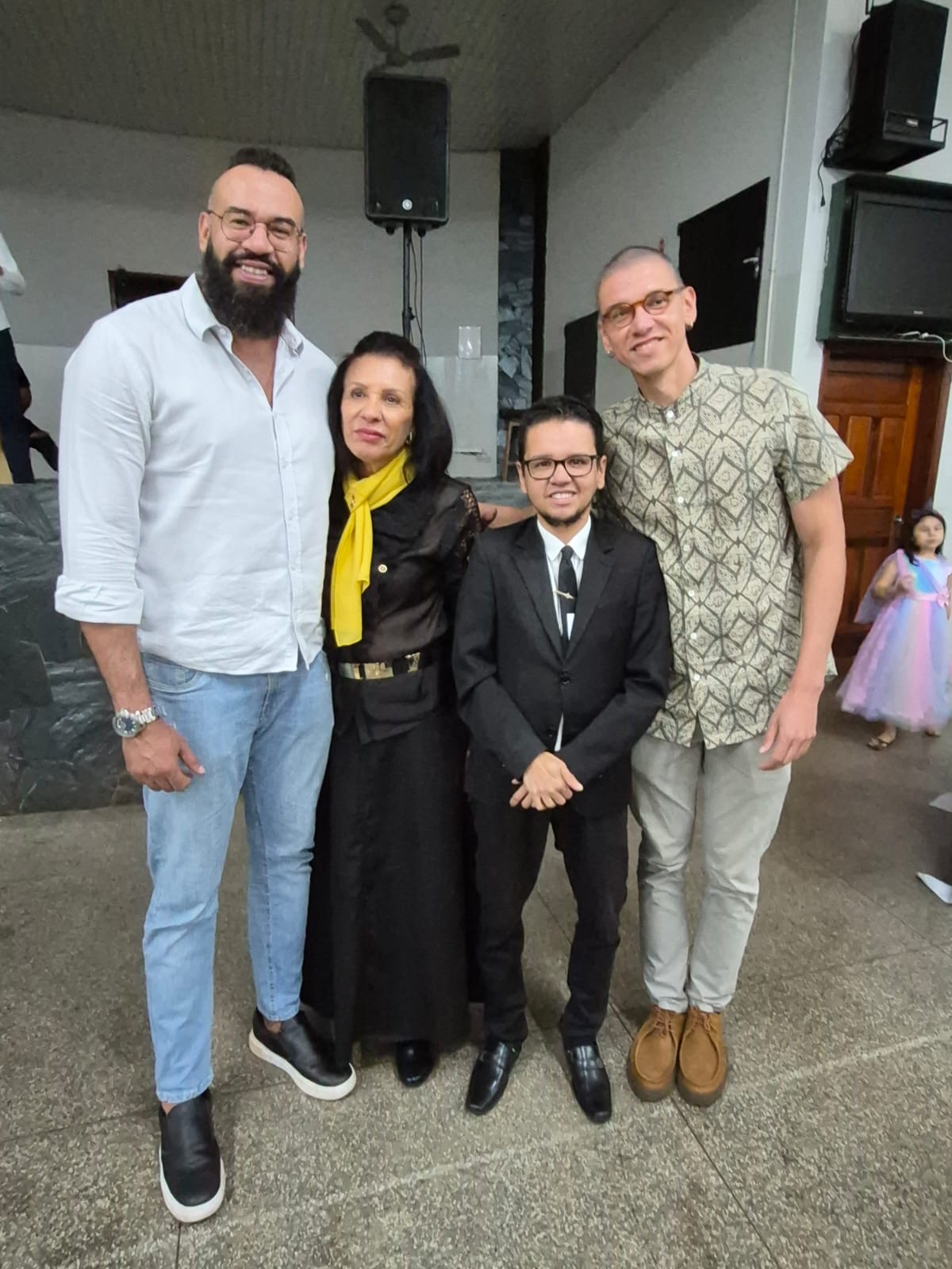 Cida ao lado de pessoas queridas em um evento especial